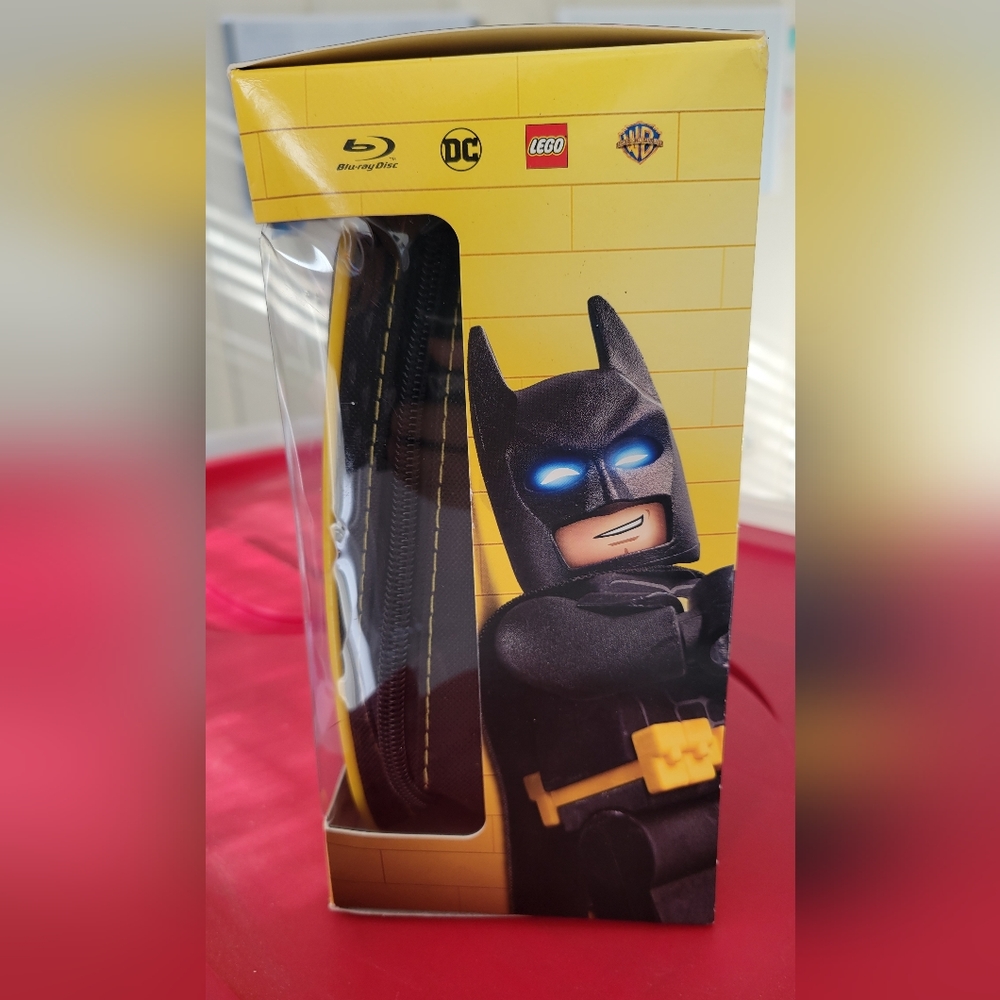 NIB The Lego Batman Movie Exclusive Lunchbox with Removable Cape and Movie - Picture 6 of 7